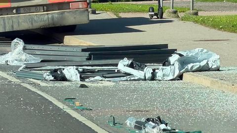 FOTOD ⟩ Tallinna lauluväljaku juures pudenes veokilt maha klaasikoorem, bussirada kattus klaasikildudega