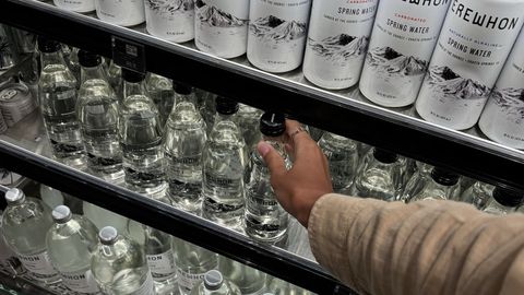 Suunamudijate uus lemmik: Los Angelese luksuspood pani müügile 12-dollarise pühitsetud vee
