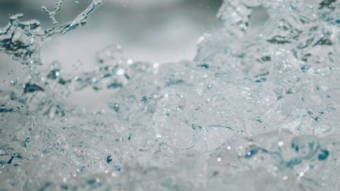 Vesi on väga müstiline aine – kui see ülikitsasse ruumi valada, hakkab sündima midagi enneolematut