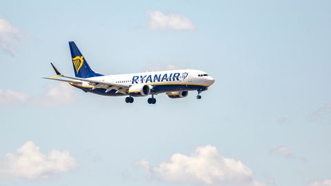 VIDEO! ⟩ Ryanairi lennukis purunes aken ning reisija paiskus kuni õlgadeni lennukist välja
