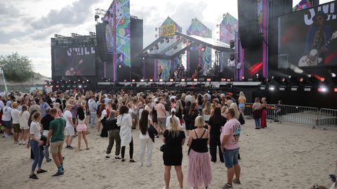 OTSEFOTOD ⟩ Vähe riideid, palju pidu! Beach Grindi avapäev tõi rannale värvika seltskonna