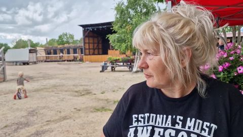 VIDEO ⟩ «Ta ei salli ühtegi asja, mida me teeme.» Ranna Rantšo valmistub naabri vastuseisust hoolimata taas kantripeoks