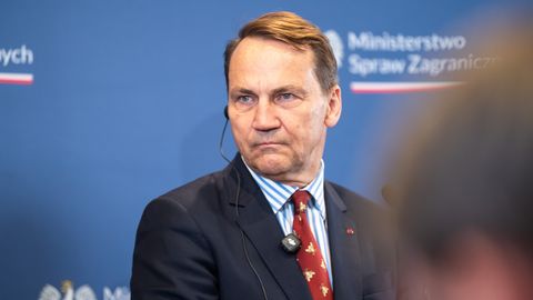 Sikorski: Venemaal puuduvad ressursid Poola ründamiseks