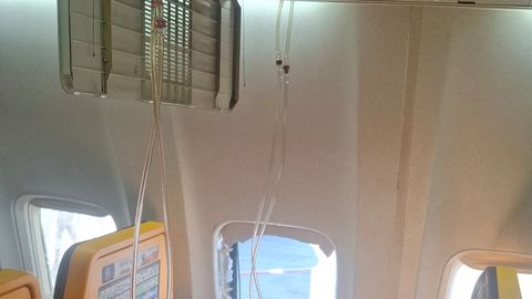 Ryanairi lennul paiskus mees katkisest aknast välja – abikaasa kangelastegu päästis tema elu