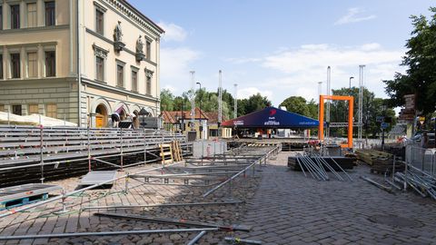 Raekoja platsil käib Rally Estonia tribüüni ehitus
