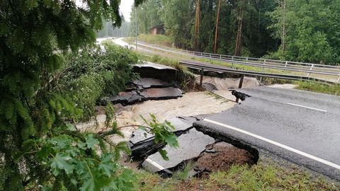 VIDEO ⟩ Juhtub ka Soomes: erakordne paduvihm ja tulvavesi viis jalge eest ära terve tee