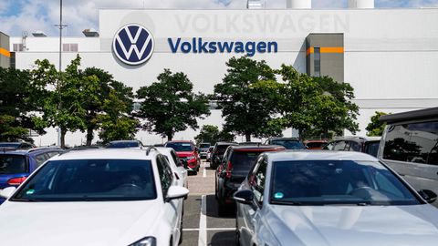 WSJ ⟩ Volkswagen tahab mudelivalikut poole võrra kärpida ja tootmisvõimsust vähendada