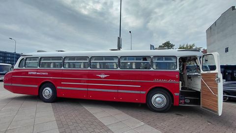 AJALUGU ⟩ Maanteede kuningad – esimestel Eestisse jõudnud Ikarus bussidel oli baar, kust sai osta nii õlut kui ka viina