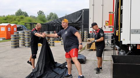 PILDID ⟩ Ralliässad lasevad endisel autovabaduse puiesteel rehvid suitsema