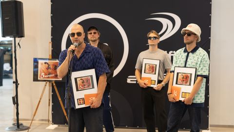 GALERII ⟩ 5Miinust avas näituse ja tutvustas postmarki