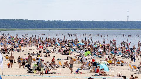 GALERII JA GRAAFIK ⟩ Pärnu keskrannas nautis kolmapäeva pärastlõunal suveilma ligi 14 500 inimest