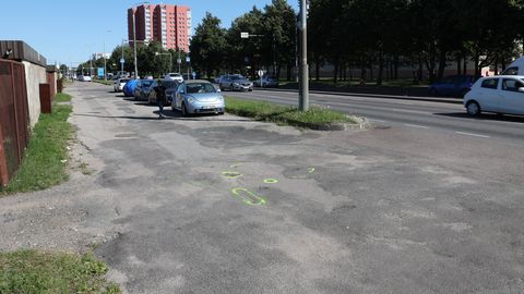 FOTOD SÜNDMUSKOHALT ⟩ Tallinnas tagurdas kaubik jalakäijale otsa: sõitu jätkanud juht tabati sündmuskoha lähistelt