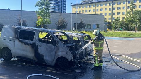 VIDEO ⟩ Tallinnas Filtri teel süttis auto leekidesse