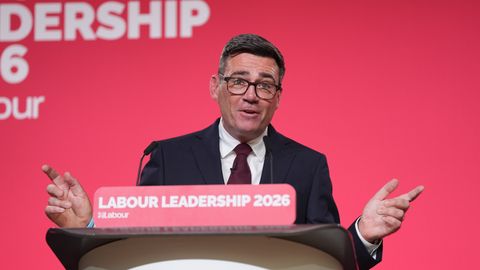 Briti peatne valitsusjuht jättis tuleviku ähmaseks