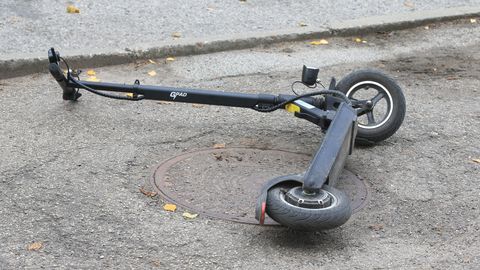 Autojuht sõitis ristmikul otsa tõukeratturile