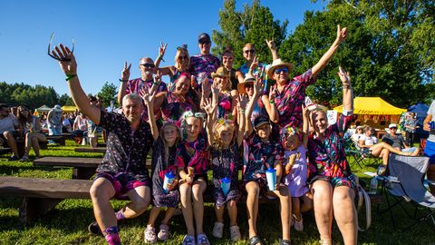 KAABUD JA SUVEKLEIDID ⟩ Ostrova festival sai võimsa avapaugu – vaata, kes Setomaal stiiliga silma paistsid