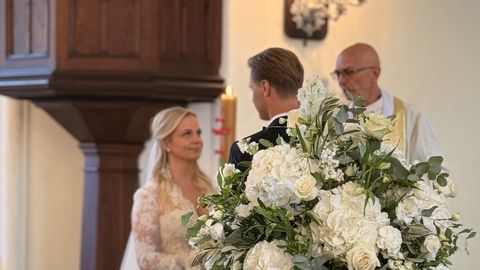 MEELEOLUKAD KLÕPSUD ⟩ Lauljanna Nele-Liis Vaiksoo ja Mihkel Nukka pulmapidu on täies hoos: vaata, kuidas staaridest külalised pidutsevad!