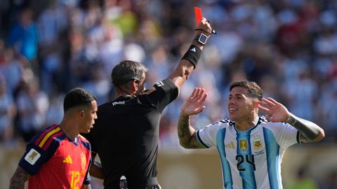 Zidane'i pealöök viigistas seisu, aga Fernandezi rumal punane tõstis Argentina taas liidriks