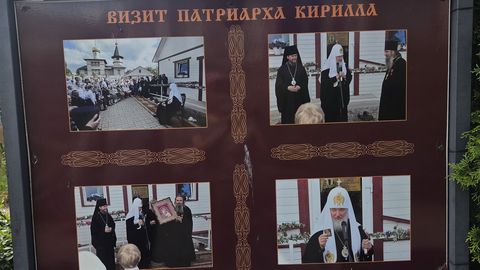 «Kaua on kirikul veel sidemed tapjatega?» Narva kiriku juurde riputati sõjatoetajast patriarh Kirilli fotod