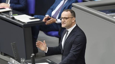 Asendusema sünnitas Saksa staarpoliitikule lapse – kriitikalaviin sundis meest ametist loobuma