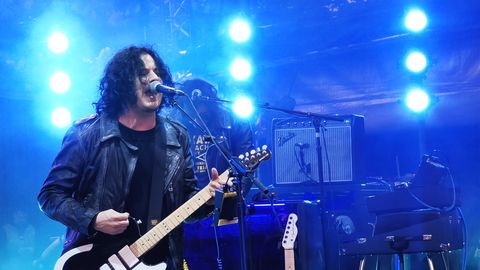 Jack White lõi vana garaažiukse jälle lahti. Jalaga.