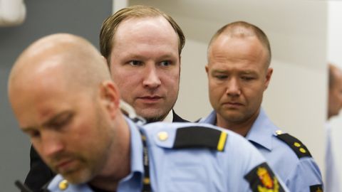 15 AASTAT HILJEM ⟩ Breiviku taparüü püünele seadmine vihastas terroriohvrite lähedasi