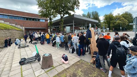 Narva piiril müüakse järjekorrakohti, politsei ei pea vajalikuks sekkuda