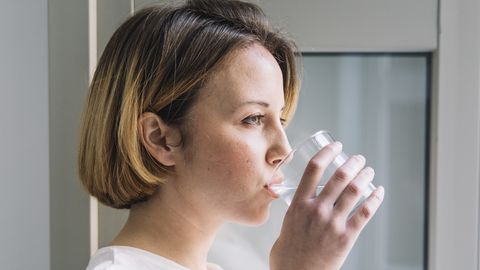 7 levinud viga vedeliku tarbimisel, mis võivad põhjustada vedelikupuudust