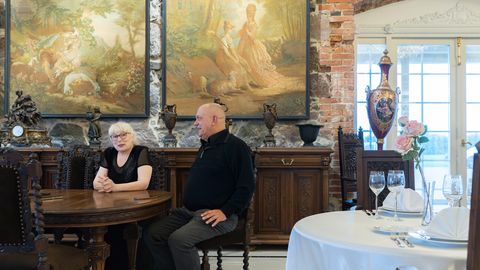ISESEISVUSE ARMASTAJAD ⟩ Tühja külmkapi juurest antiikhotelli