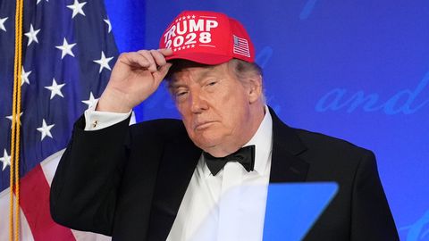 KOMMID KESET LEINA ⟩ «Kas ta arvas, et on kinos?» Trumpi Tic-Taci jagamine matustel vallandas kriitikat