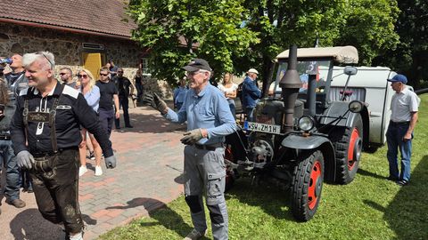 GALERII JA VIDEO ⟩ Saksamaalt jõudis omal käigul Põlvamaale 86aastane traktor