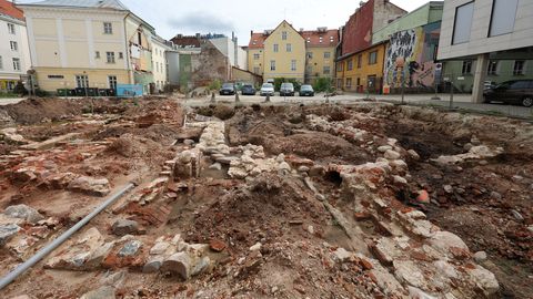 Südalinnas paljastusid kolme keskaegse maja müürid