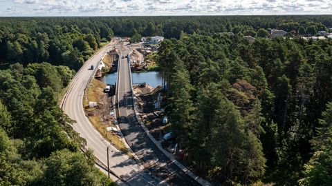 EHITAJA SELGITAB ⟩ Miks uus Sindi-Lodja sild võngub? «Tegemist on täiesti normaalse nähtusega»