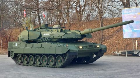 Leetu kerkib moodne Leopard 2A8 tankitehas