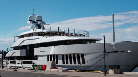 FOTOD ⟩ Vene oligarhile kuulunud jaht randus Tallinna sadamas