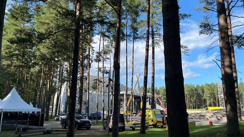 ELU24 KOHAPEAL ⟩ «Midagi on mäda!» Mis Pitbulli kontserdipaigas tegelikult toimub? Lava seisab püsti, korraldajate telefonid on aga välja lülitatud