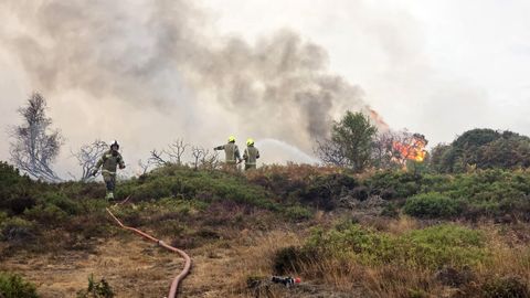 Suur maastikupõleng Suurbritannias sööstab tuumajaama poole: sajad inimesed on  evakueeritud