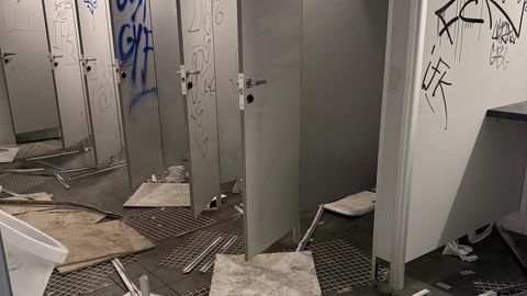 GALERII ⟩ Rootsi fännid korraldasid Lilleküla staadionil hävitustöö, varaline kahju on märkimisväärne