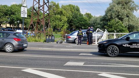 GALERII ⟩ Pärnus sõitis auto Rääma silla piirdesse, viiv hiljem toimus samasugune avarii silla teises otsas