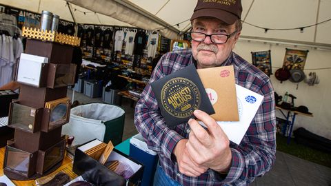GALERII JA VIDEO ⟩ «Siin on inimesed kuidagi teistsugused.» Augustibluusi külastajad kiitsid melu, mõistlikke hindu ja Haapsalu erilist atmosfääri