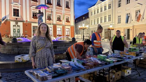 PILDID JA VIDEO ⟩ Piimast tordini: raekoja platsil jagati mägede viisi tasuta söögikraami