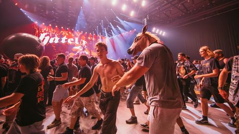 GALERII ⟩ Tallinn Rock Festivali kolmas päev pani kõigi rokisõprade kaelalülid ja rusikad proovile