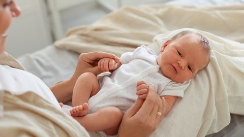 Miks ootavad eesti naised lapse saamise ja abiellumisega üha kauem?