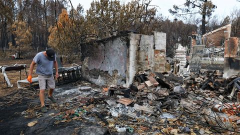 Prantslaste väide: tuletõrjujad jätsid küla metsatulekahju meelevalda, et päästa miljonäride kodud