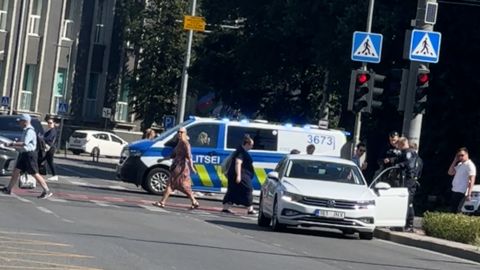 VIDEO ⟩ Vilkuritega politseiauto sõitis kaasliiklejale otsa