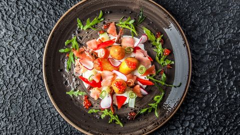 Värske kartuli ja suitsulõhe salat tillise kastmega