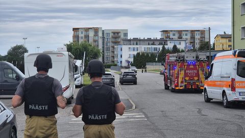 FOTOD ⟩ Demineerijad kontrollisid Kesklinna silla juures kahtlust äratanud spordikotte