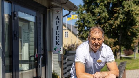 Häädemeestel 40 aastat apteekriametit pidanud Andrus Soopalu teeb rohupoe ukse vajadusel lahti ööselgi