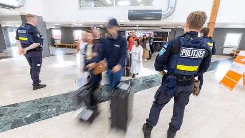 REPORTAAŽ ⟩ Neli tundi Vanasadama piirivalves. «Smugeldajatel on keegi praegu tööl»