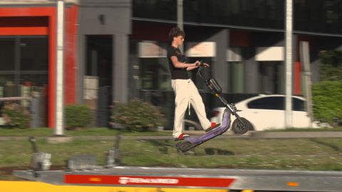 VIDEO ⟩ Kiirus, julgus ja üks vale hetk: miks elektritõukerataste buum paneb proovile terve põlvkonna?